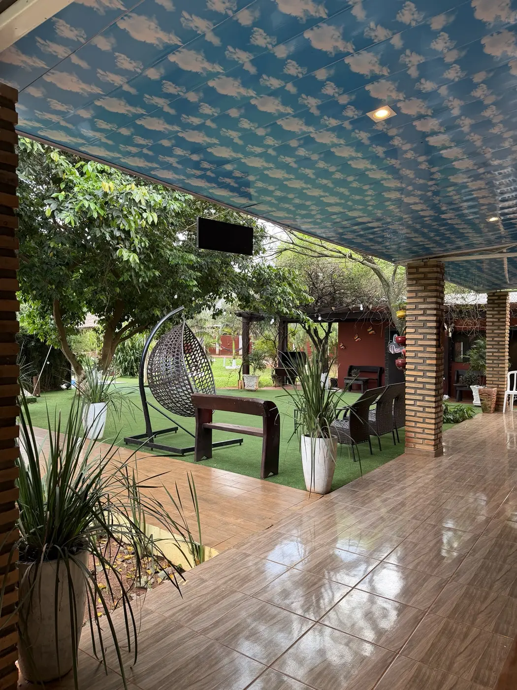 Galería cubierta y jardín de Granja Don Poli