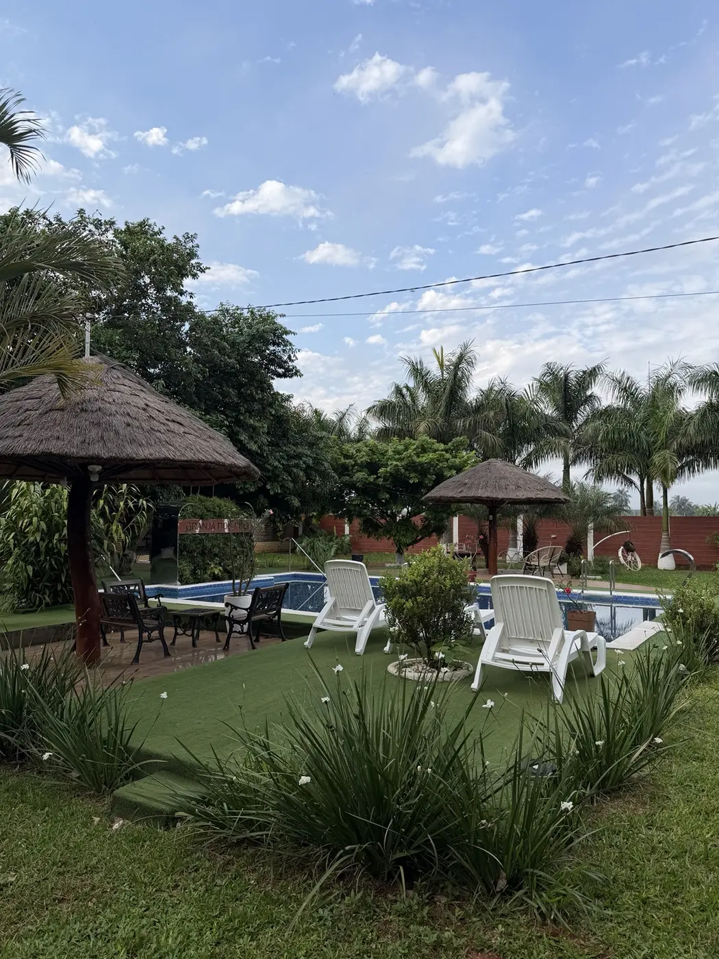 Jardín y piscina para pasadías en Santa Rosa del Aguaray