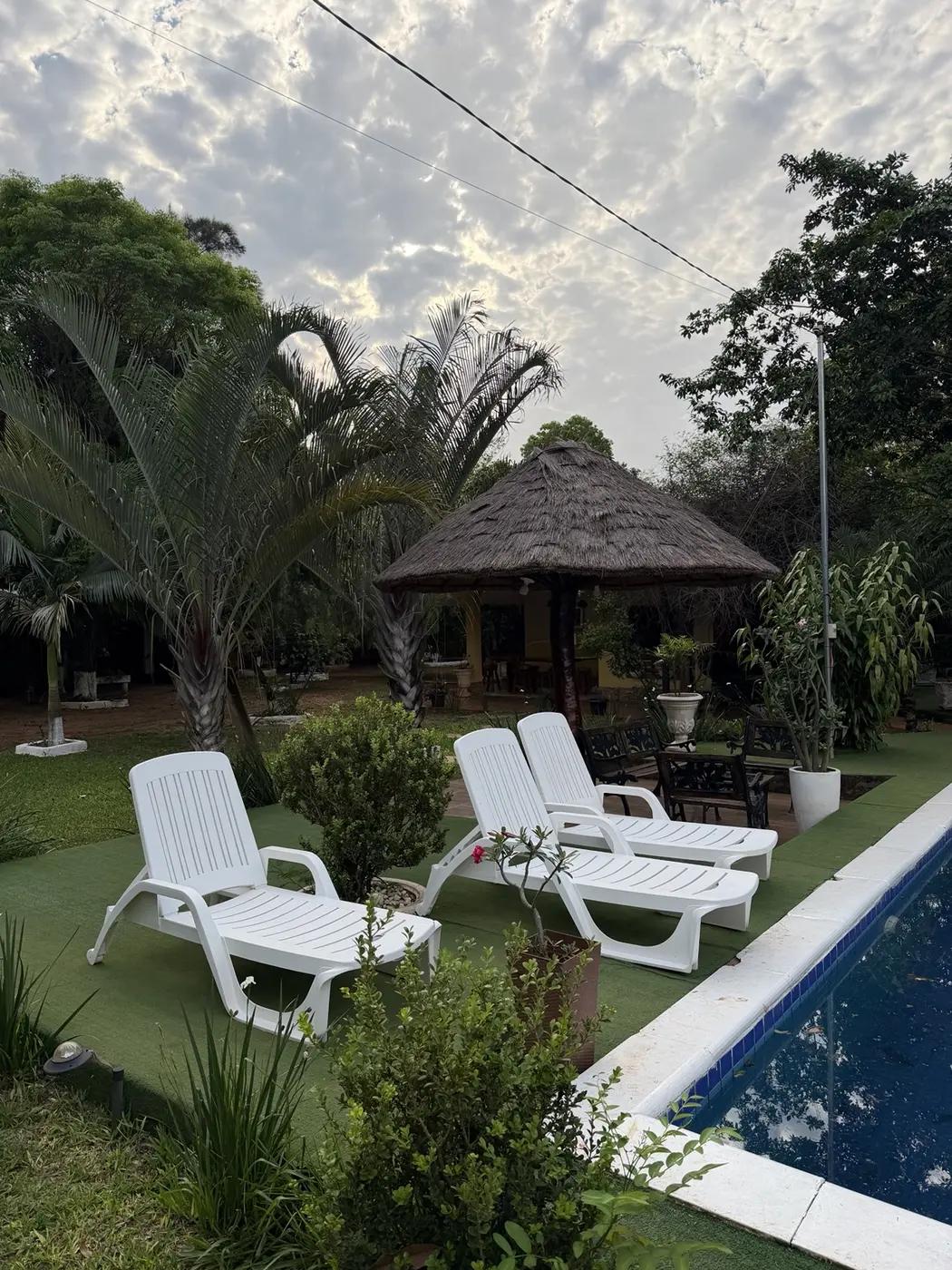 Reposeras junto a la piscina de Granja Don Poli